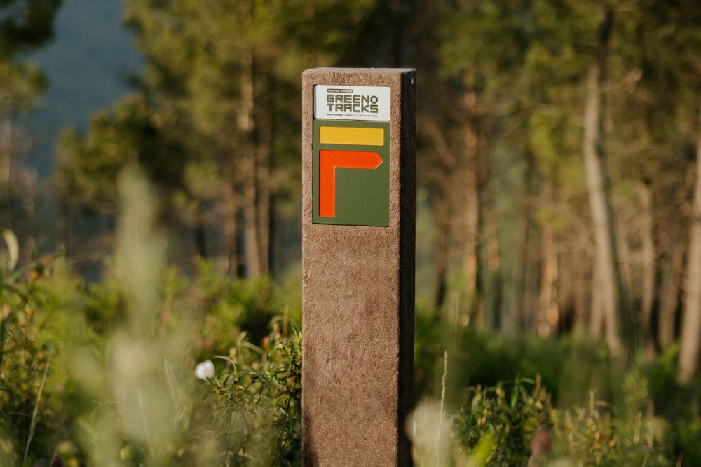 Detalle de baliza para recorridos peatonales con estructura de plástico reciclado y placas de base en HPL+, modelo Floema.