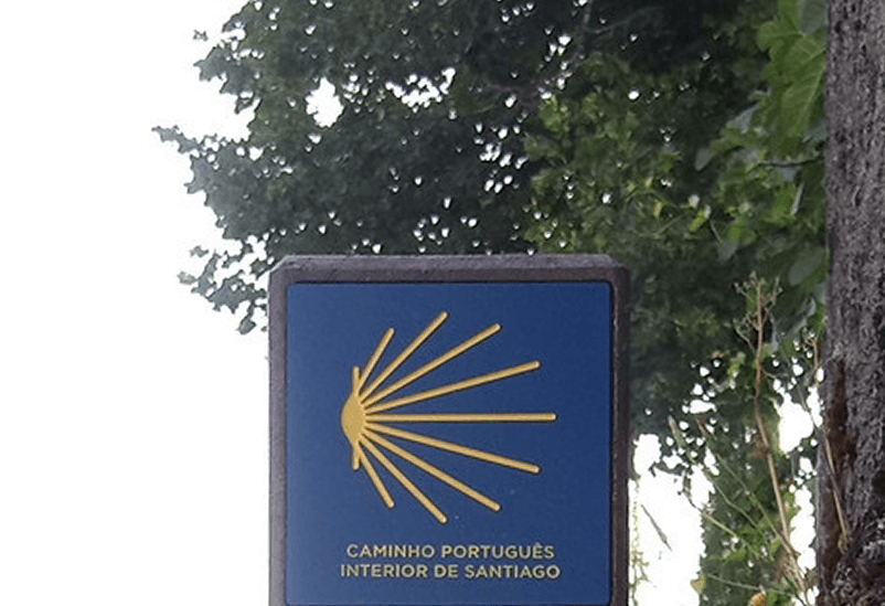 Detalle de placa en HPL+ de indicación de ruta religiosa, Caminos de Santiago, integrada en perfil de plástico reciclado marrón Floema.