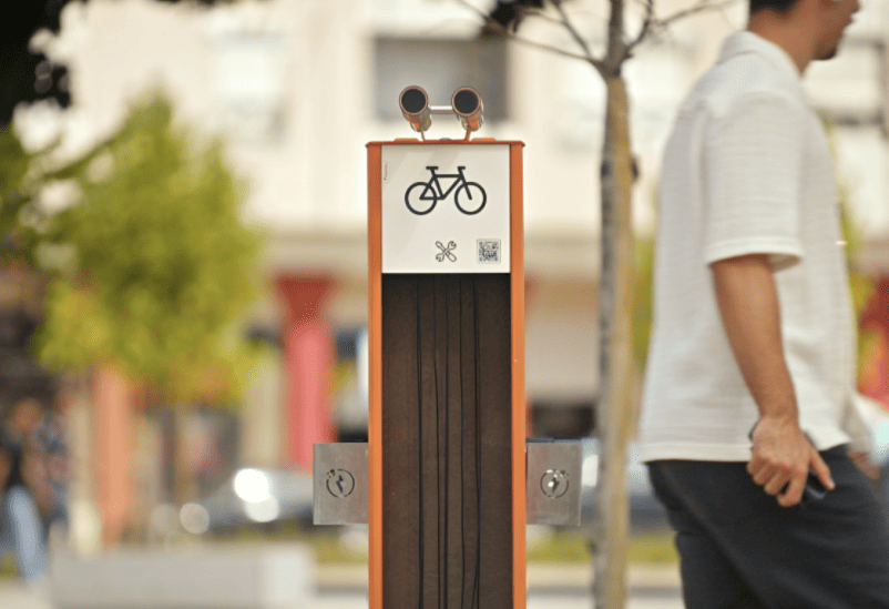 Vista frontal de la Bike Station Charge Plaza de Floema para espacios urbanos.