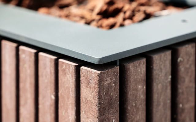 Detalle del plástico reciclado y de la estructura metálica del jardinero urbano Floema de la línea Frame.