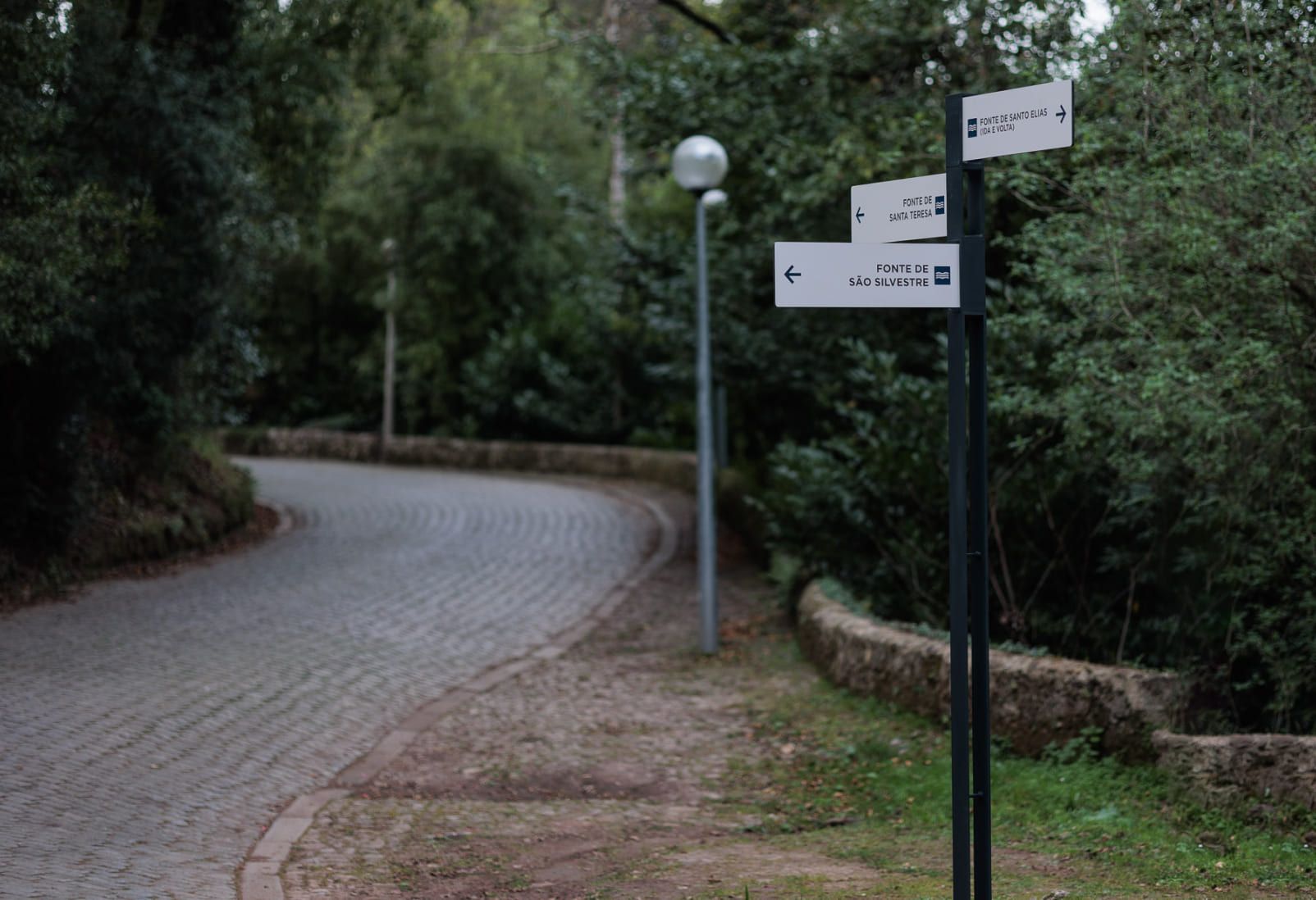 Poste direccional para recorridos urbanos en acero metalizado y pintado o en acero resistente a la intemperie.