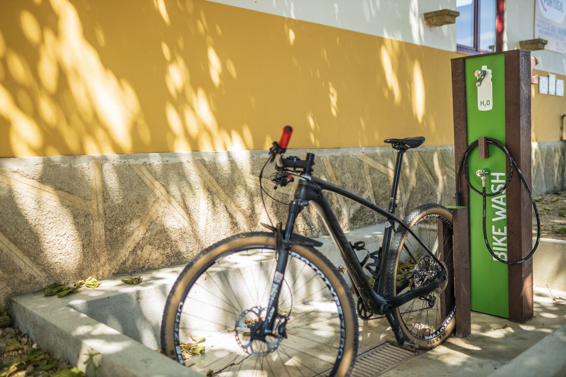 Floema low-tech bike station with a brown recycled plastic structure and bike rack for mountain bikes.