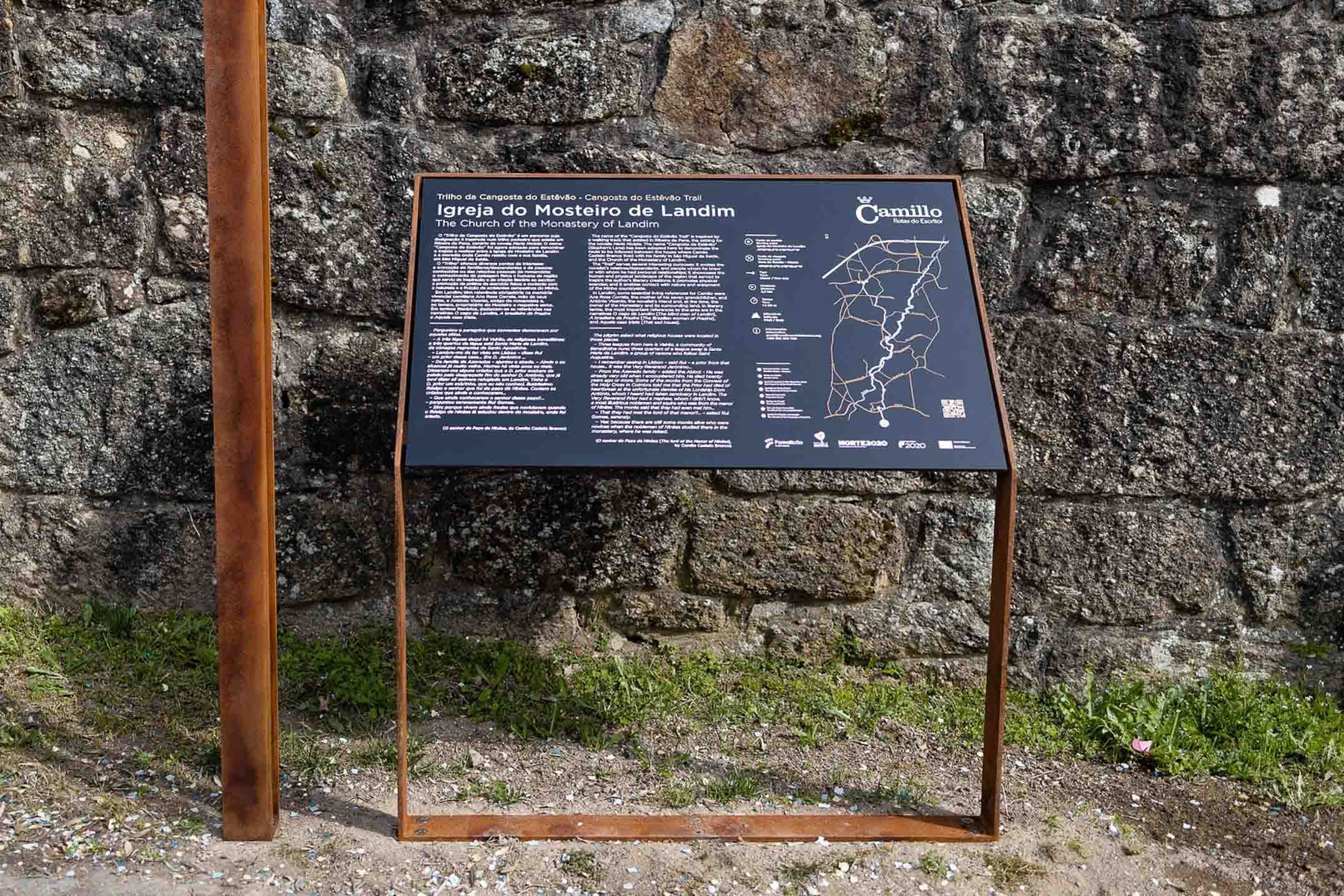 Mesa interpretativa Frame en acero corten y con panel en HPL+ del sendero Trilho da Cangosta do Estêvão.