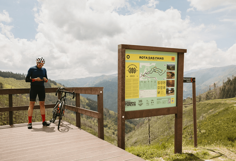 Grand panneau d’information ICNF avec structure en plastique recyclé brun et panneau en HPL Print. Belvédère en montagne en plastique recyclé brun avec un cycliste faisant une pause.