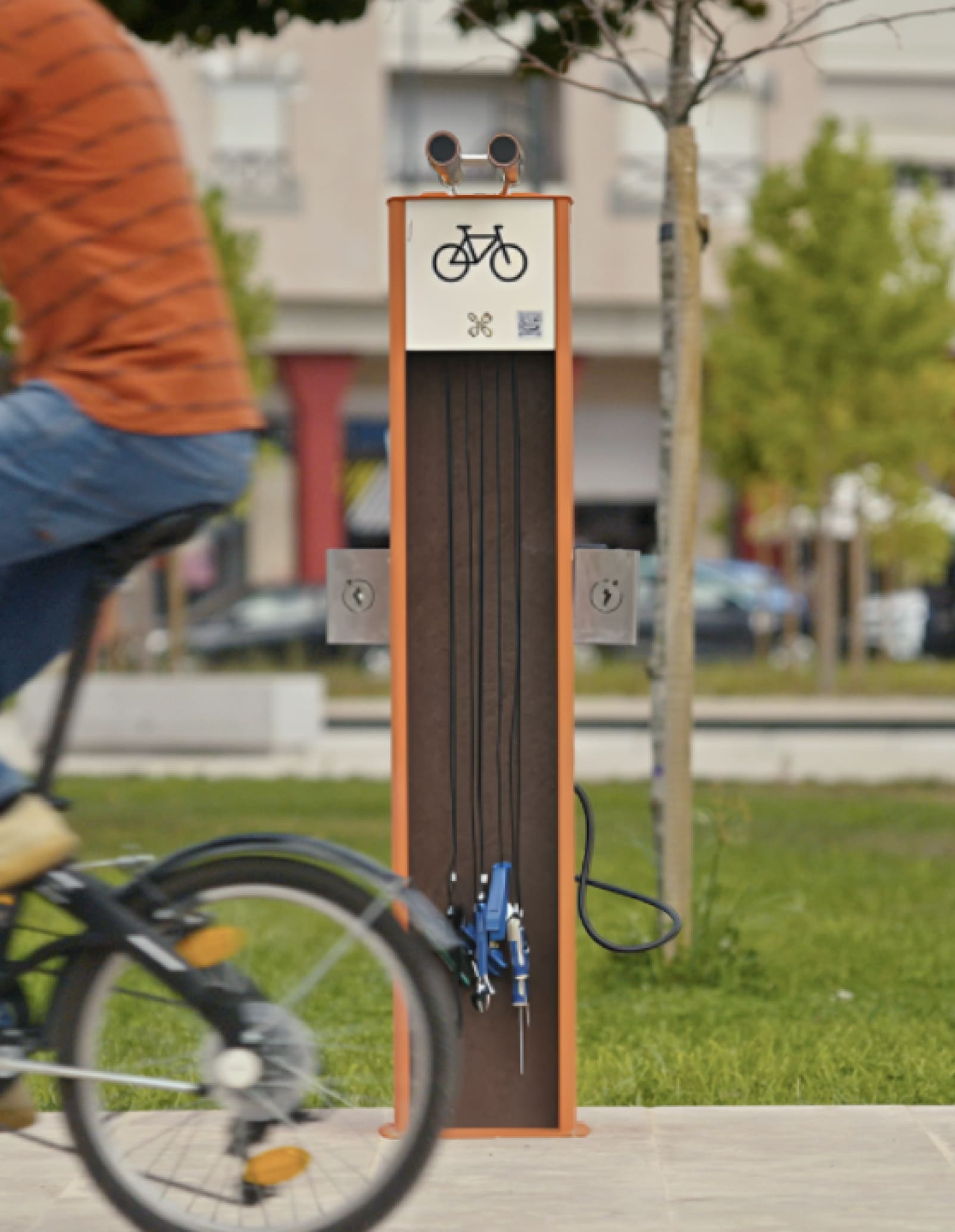 Bike Station Charge Plaza de Floema para espacios urbanos, con estación de reparación y estación de carga para movilidad eléctrica ligera.