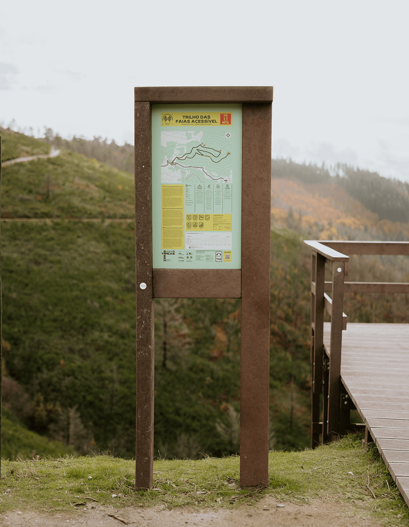 Petit panneau d’information ICNF avec structure en plastique recyclé brun et panneau en HPL Print. Vue partielle d’un belvédère en plastique recyclé brun, modèle Floema, situé dans une zone naturelle protégée de la Serra da Estrela.