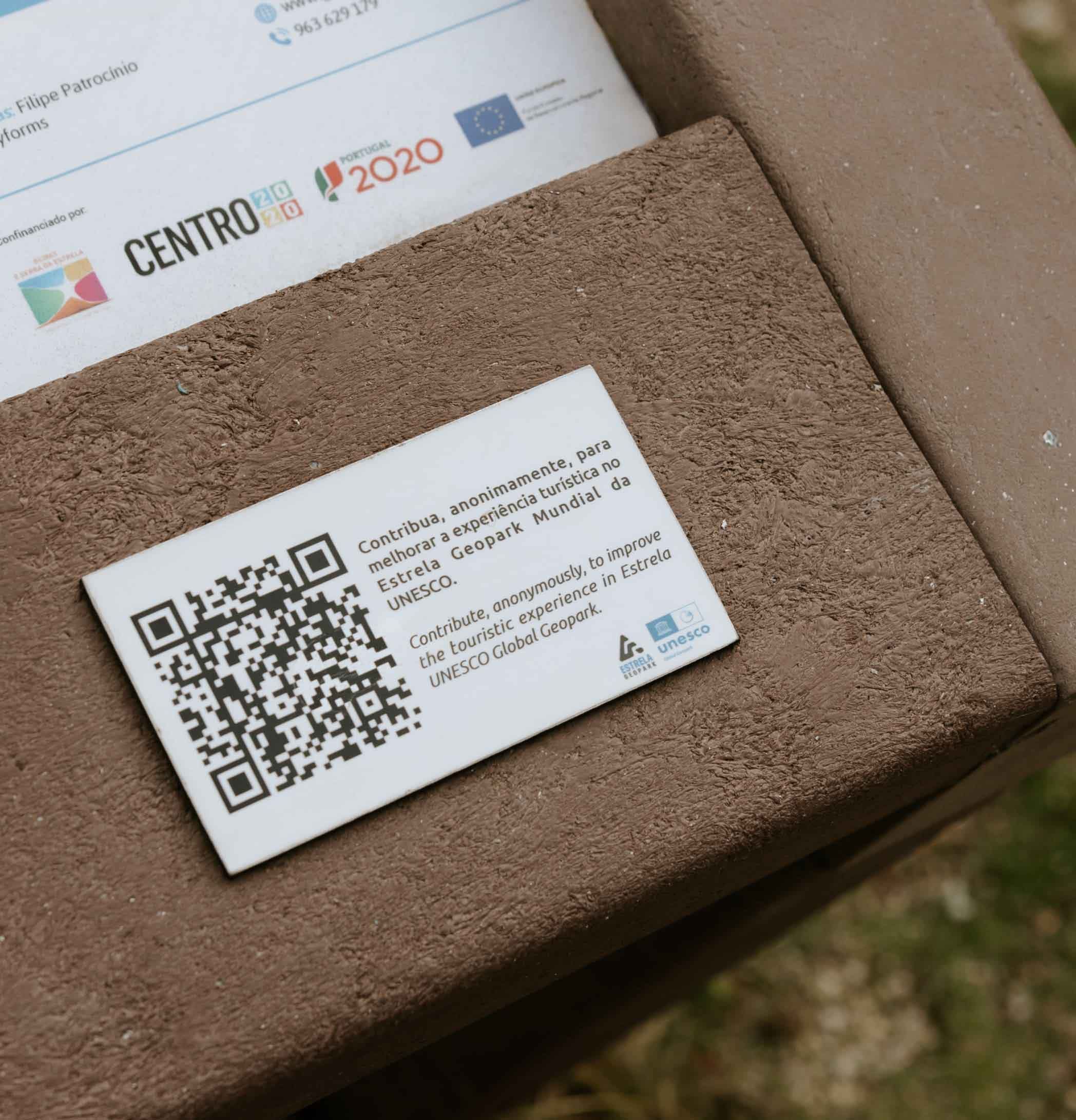 Detalle de mesa interpretativa ICNF en plástico reciclado Floema con placa smart con código QR para acceder a la plataforma online de Geopark Estrela.