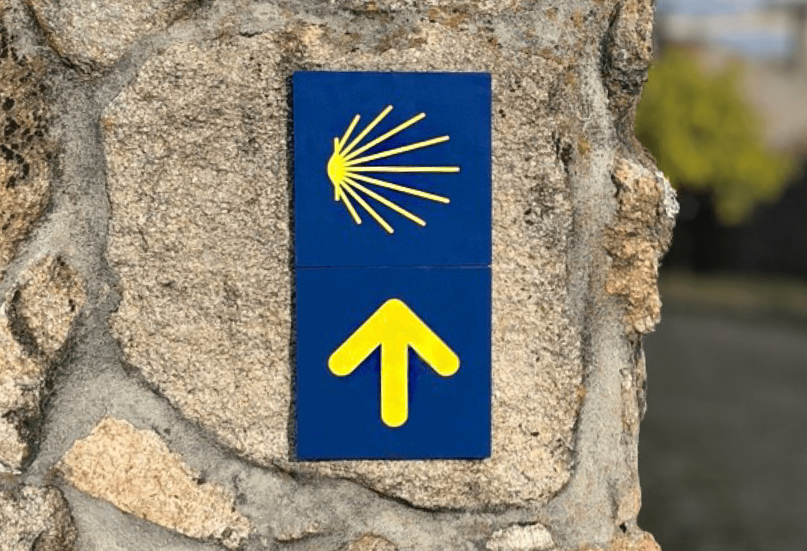 Placas de rutas religiosas, Caminos de Santiago de Compostela, en HPL+ con placa direccional y placa de re‑ruta.
