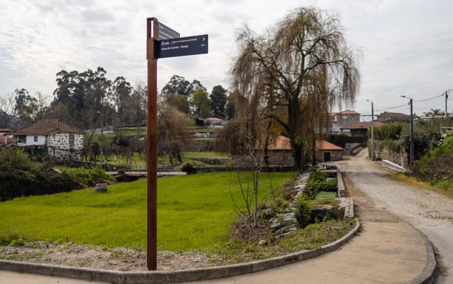 Señalización direccional para entornos urbanos con HPL+ duradero.