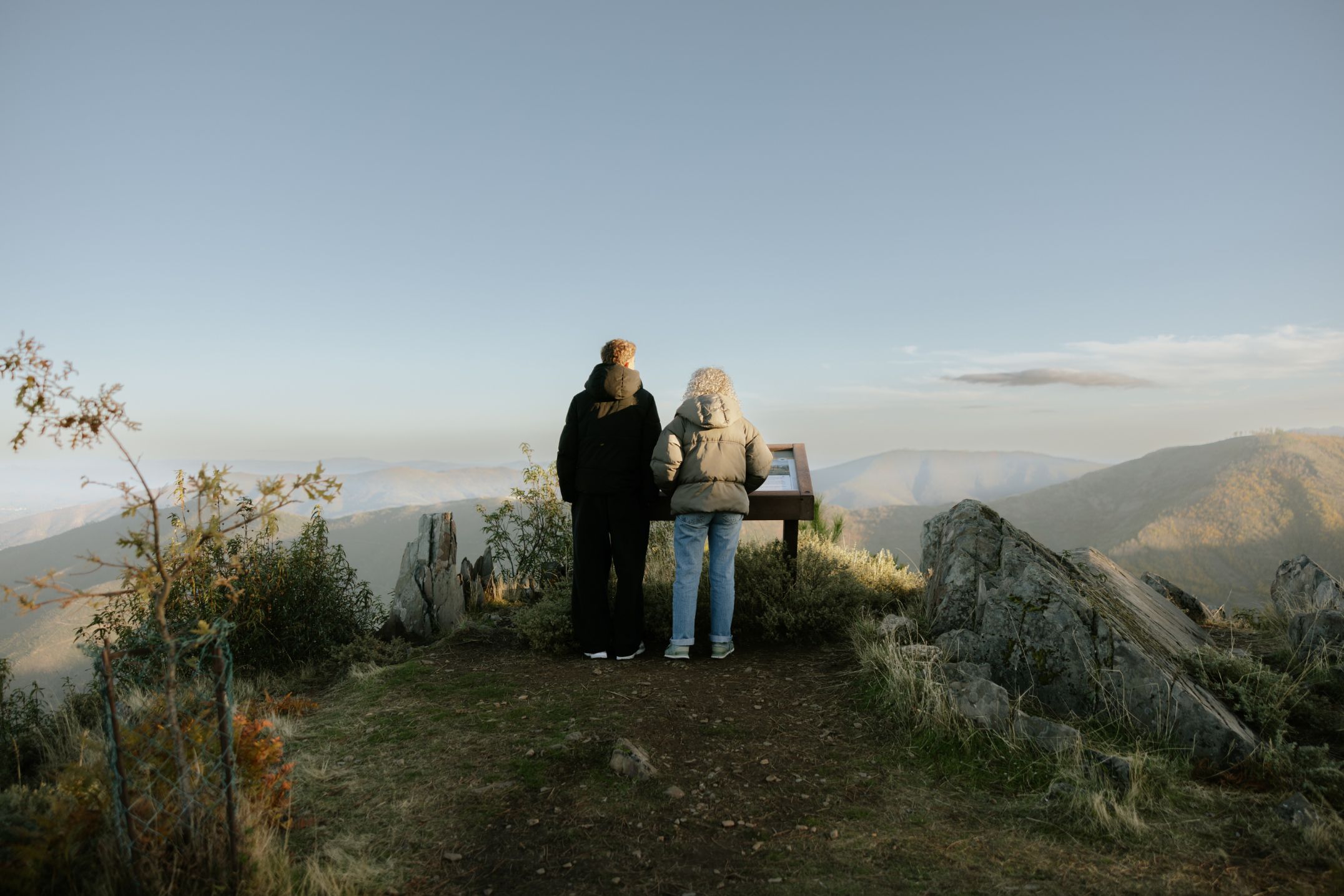 Dos personas leen el contenido de una mesa interpretativa ICNF, modelo Floema Nature, en la Serra da Estrela.