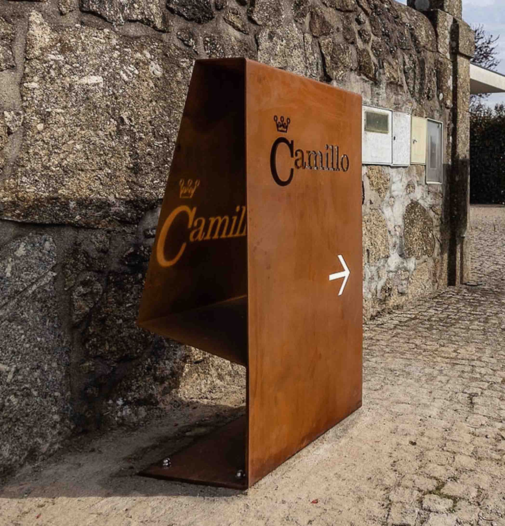 Tótem direccional personalizado en acero corten para la orientación de la Casa Camilo.