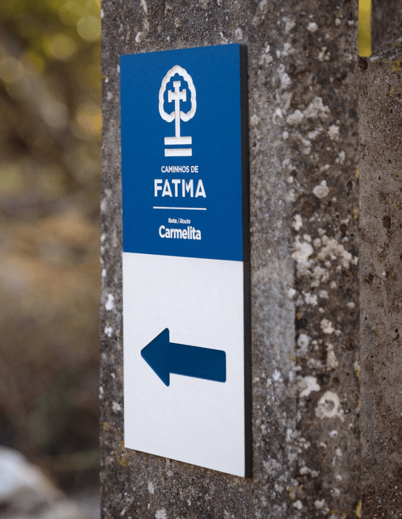 Placas de rutas religiosas, caminos de Fátima, en HPL+ con placa direccional y placa de re-ruta.