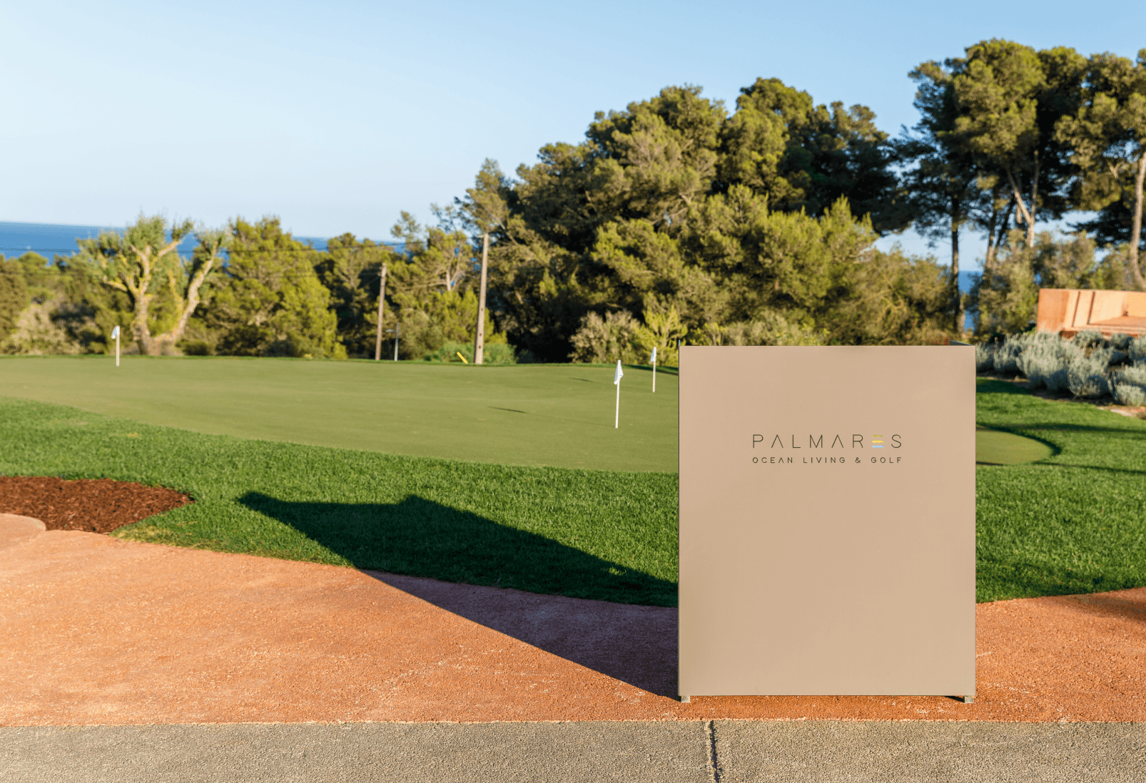 Podio starter Royal de Floema en HPL+ para casa club de campo de golf.