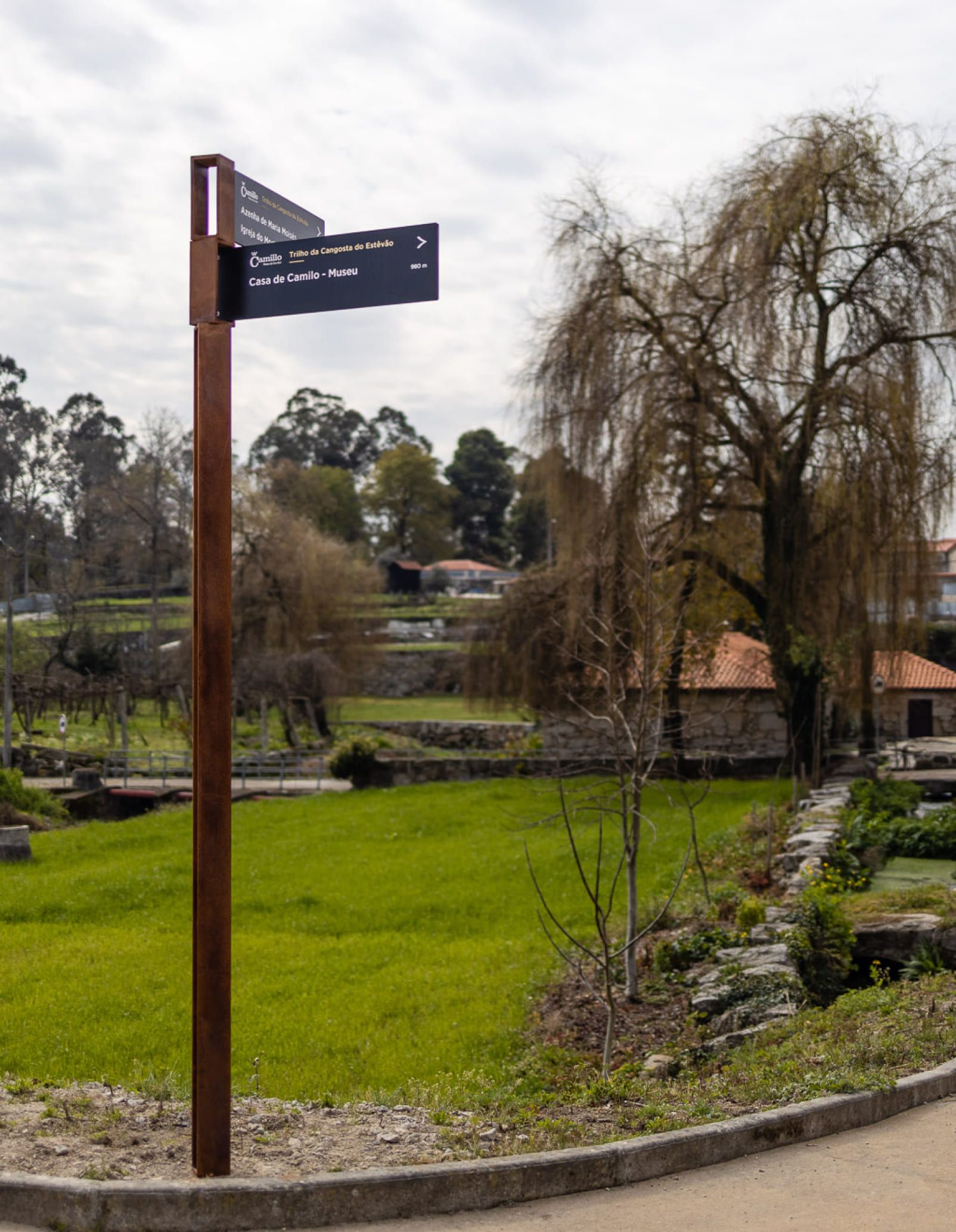 Estructuras de señalización urbana en acero metalizado y pintado o en acero resistente a la intemperie. Ideales para recorridos urbanos y orientación de peatones.