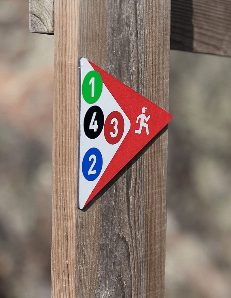 Placa base de trail running en aluminio compuesto con sellos de numeración de ruta.
