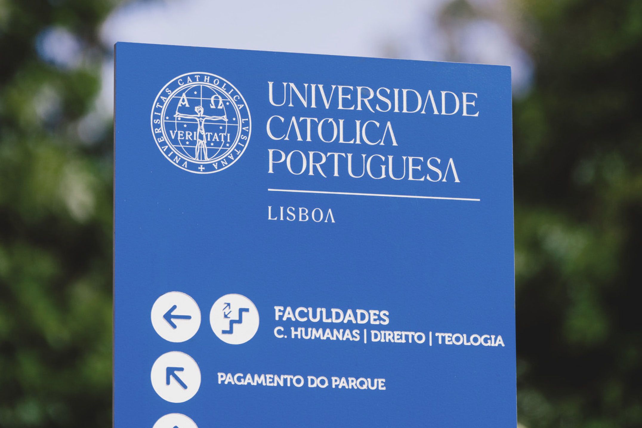 Detalle de tótem direccional en HPL+ para la Universidade Católica Portuguesa. Señalética urbana personalizada de Floema Urban