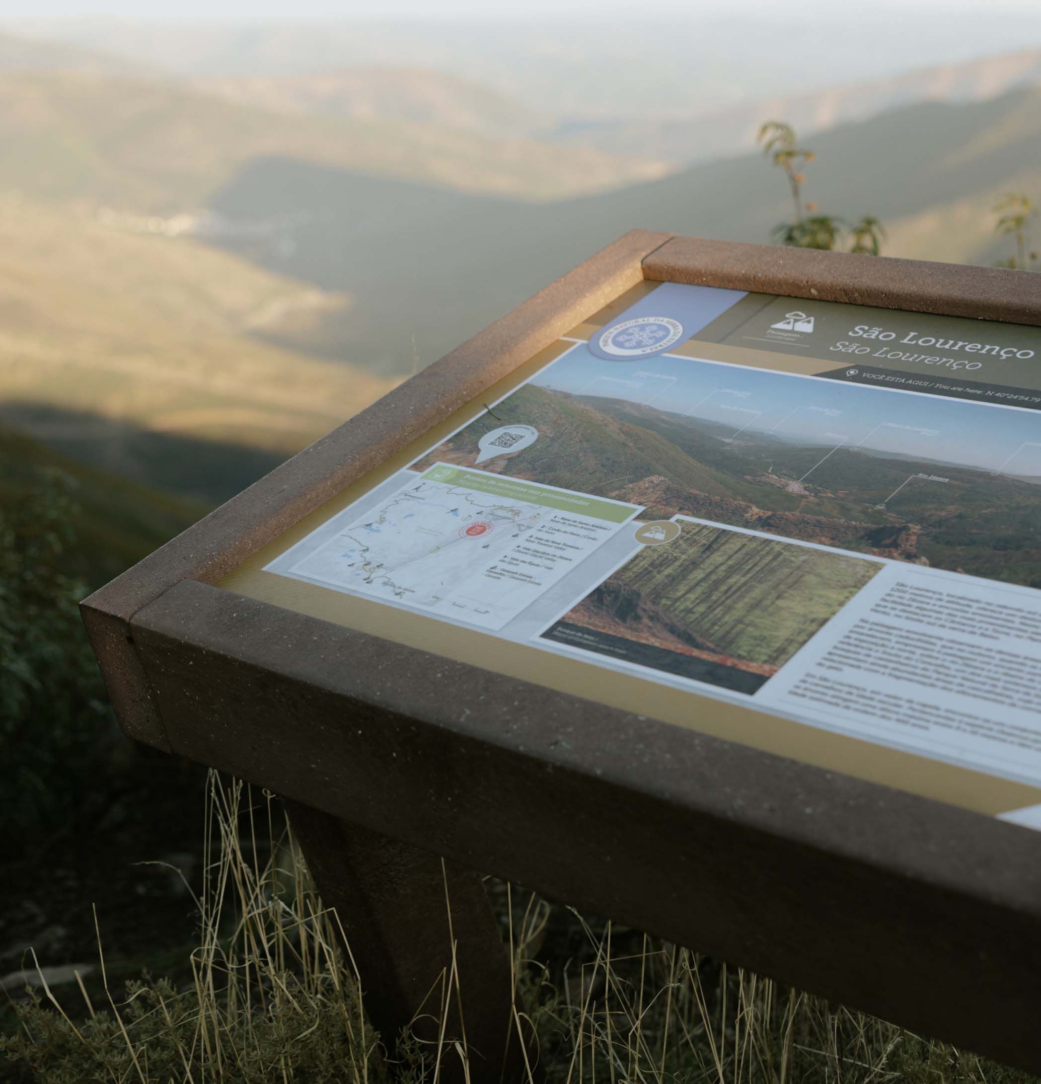 Detalle de mesa interpretativa ICNF con estructura de plástico reciclado marrón y panel en HPL Print, modelo Floema, en el parque natural de la Serra da Estrela.
