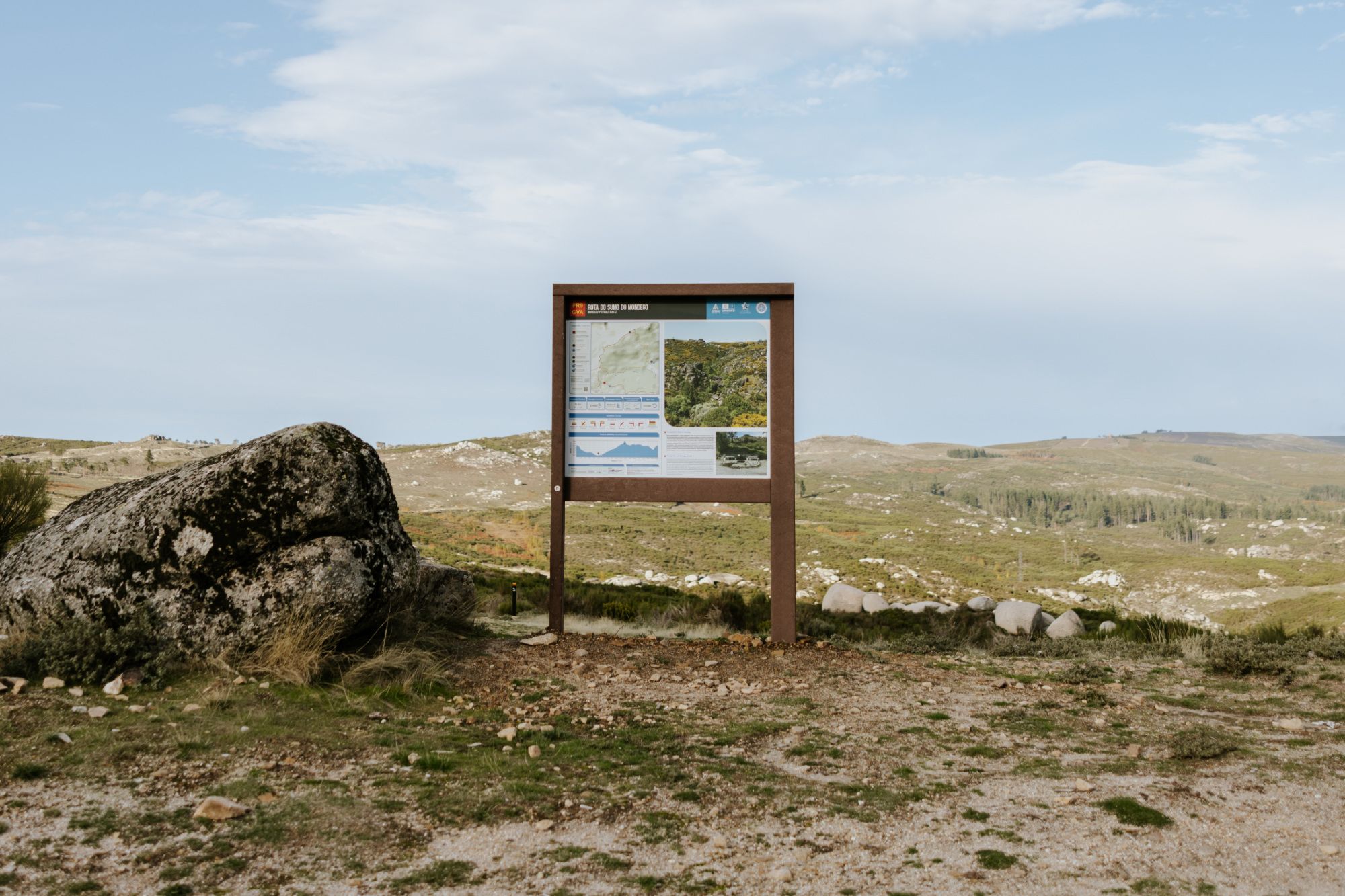 Panel informativo grande ICNF modelo Floema, con estructura de plástico reciclado y panel en HPL Print, instalado en el Geopark Estrela, en la Serra da Estrela.