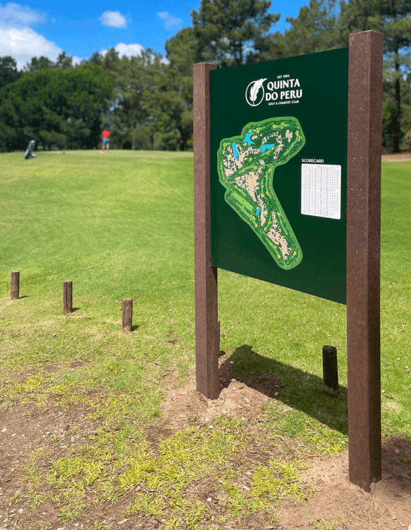 Mapa de campo para Clubhouse con estructura de plástico reciclado y panel de HPL y vinilo polimérico. Jugador en el área de tee jugando al golf.
