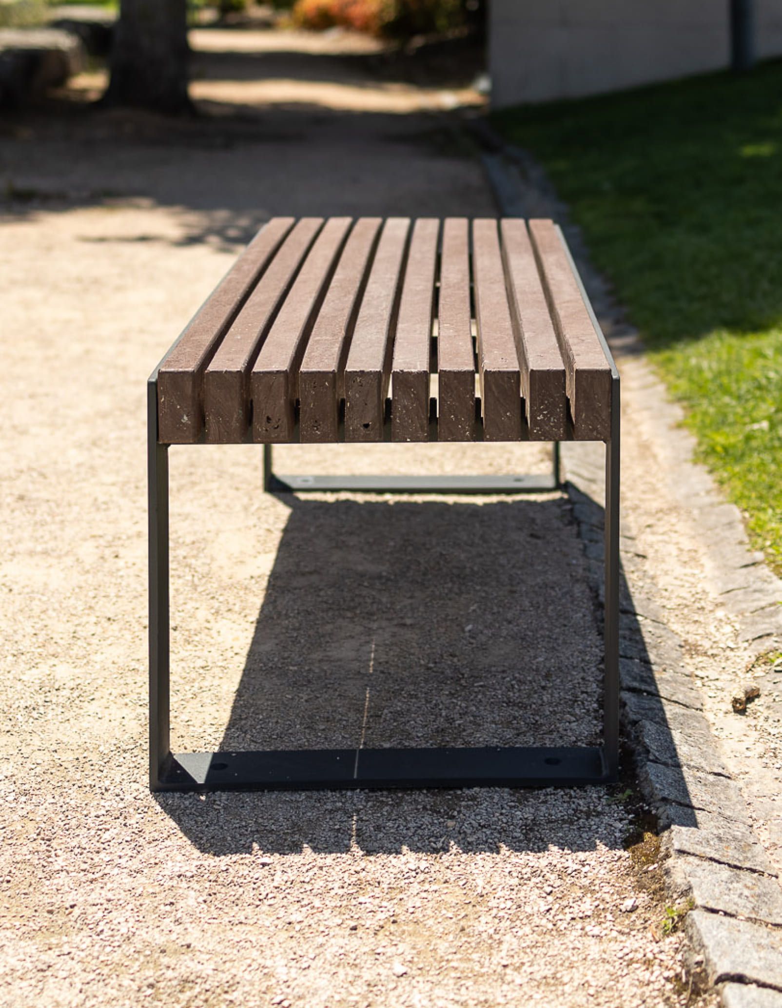 Banco sostenible para exterior sin respaldo de la colección Frame de Floema, fabricado en plástico reciclado.