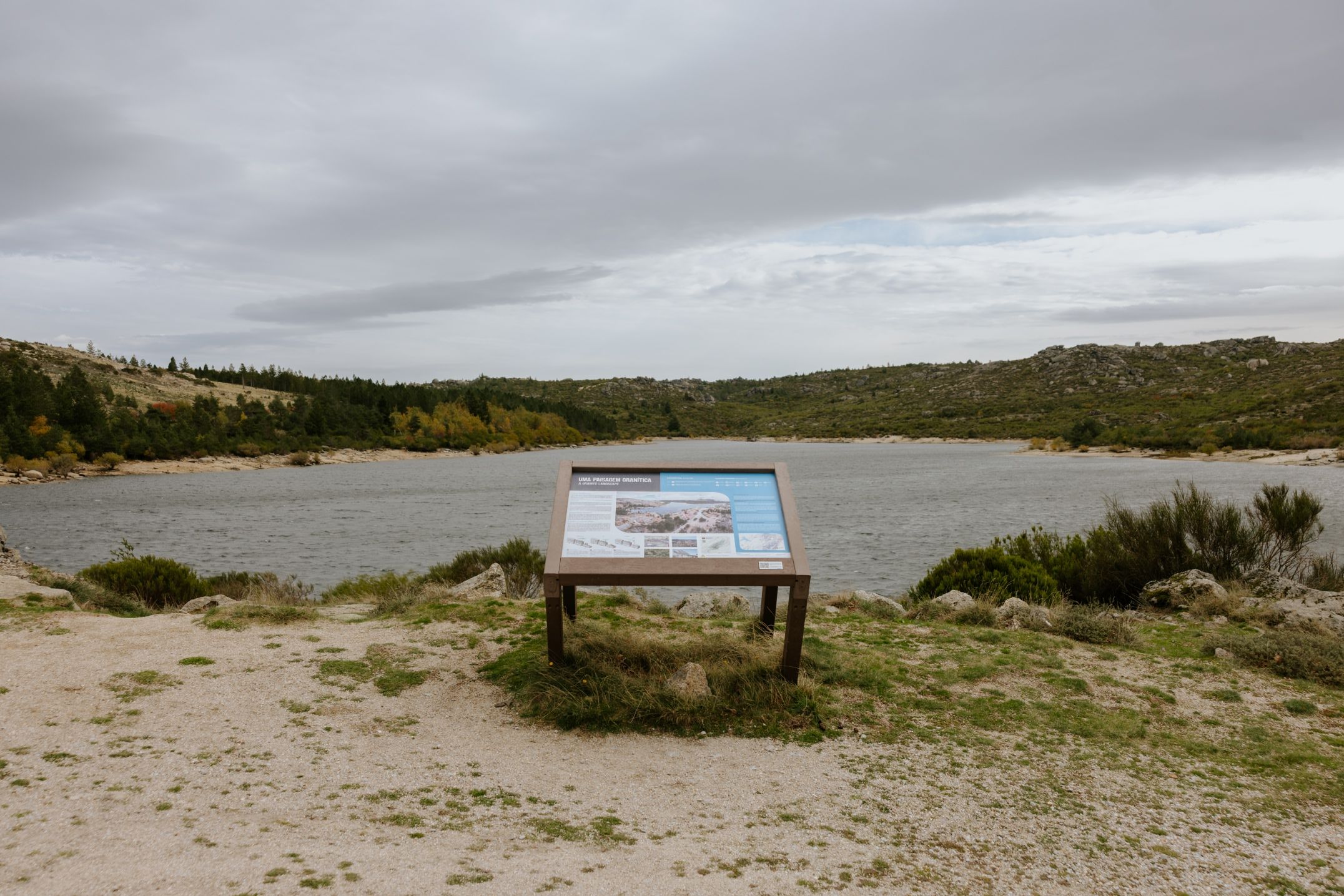 Mesa interpretativa ICNF modelo Floema en plástico reciclado para el Geopark Estrela. La mesa se encuentra en uno de los valles glaciares del parque.