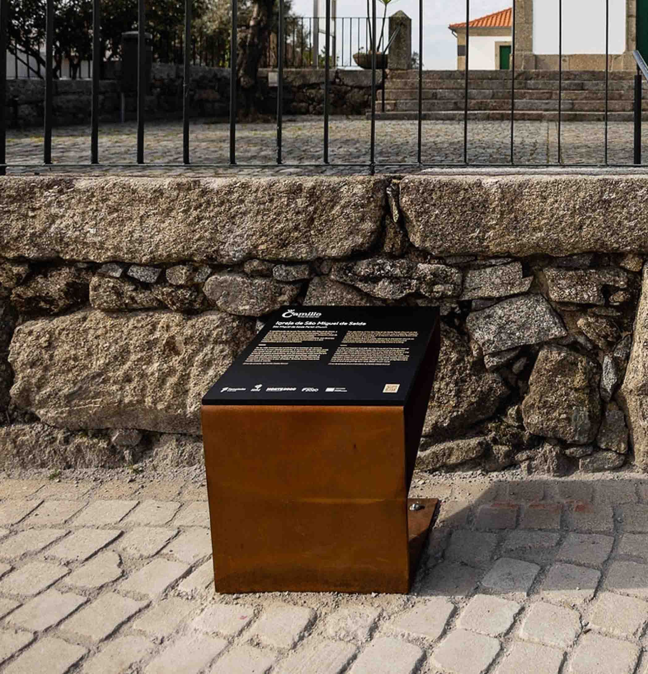 Mesa interpretativa personalizada para el sendero de Cangosta do Estêvão en acero corten y panel en HPL+.