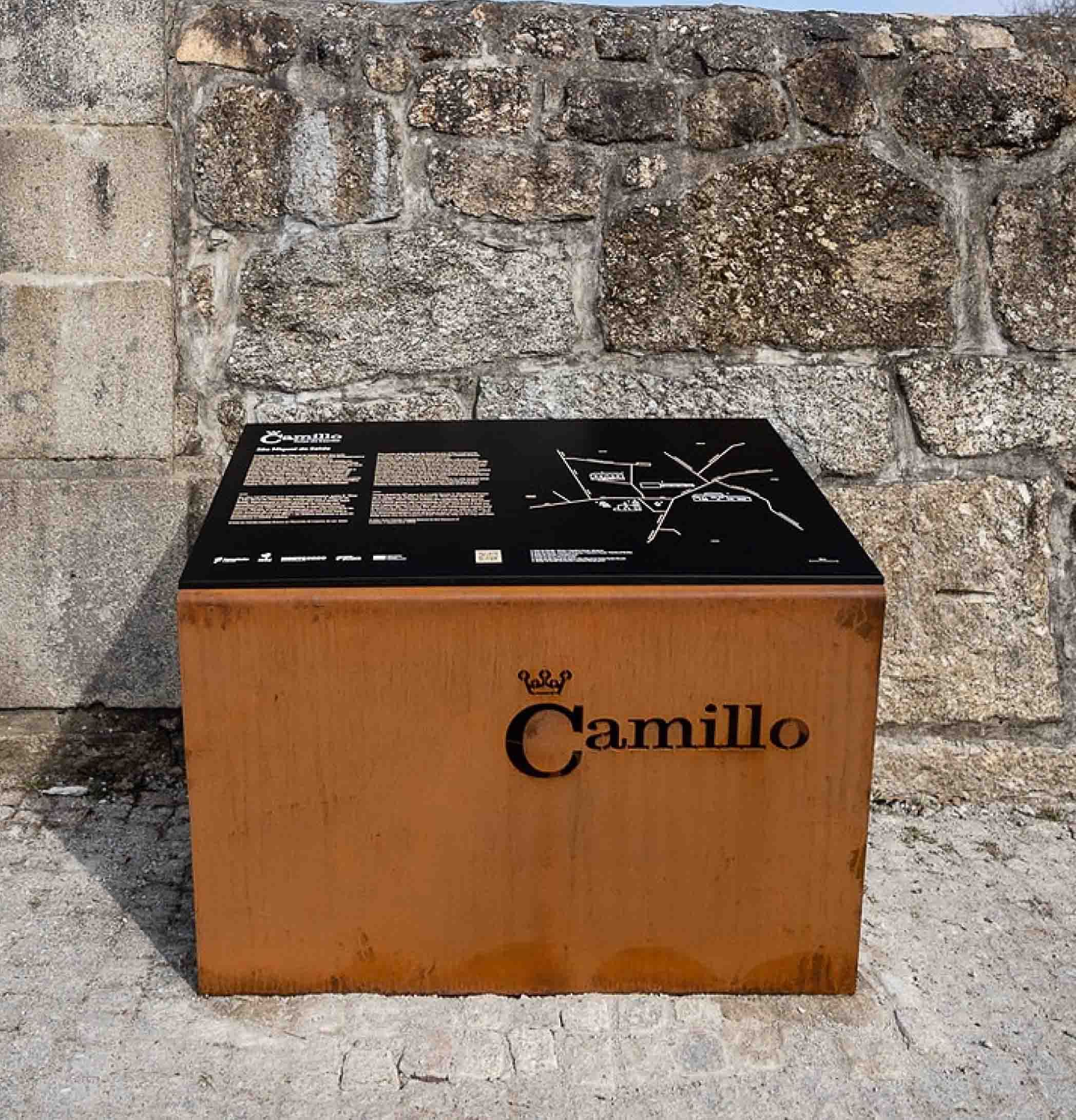 Mesa interpretativa de ruta urbana personalizada, fabricada en acero corten con el logotipo de Cassa de Camilo calado con láser en la estructura e información en panel de HPL+ Floema.