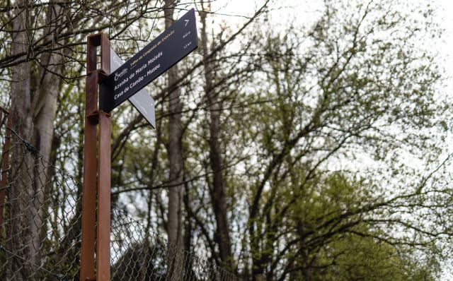 Poste direccional para entornos urbanos con resistencia a la intemperie, fabricado en acero metalizado y pintado o en acero resistente a la intemperie.