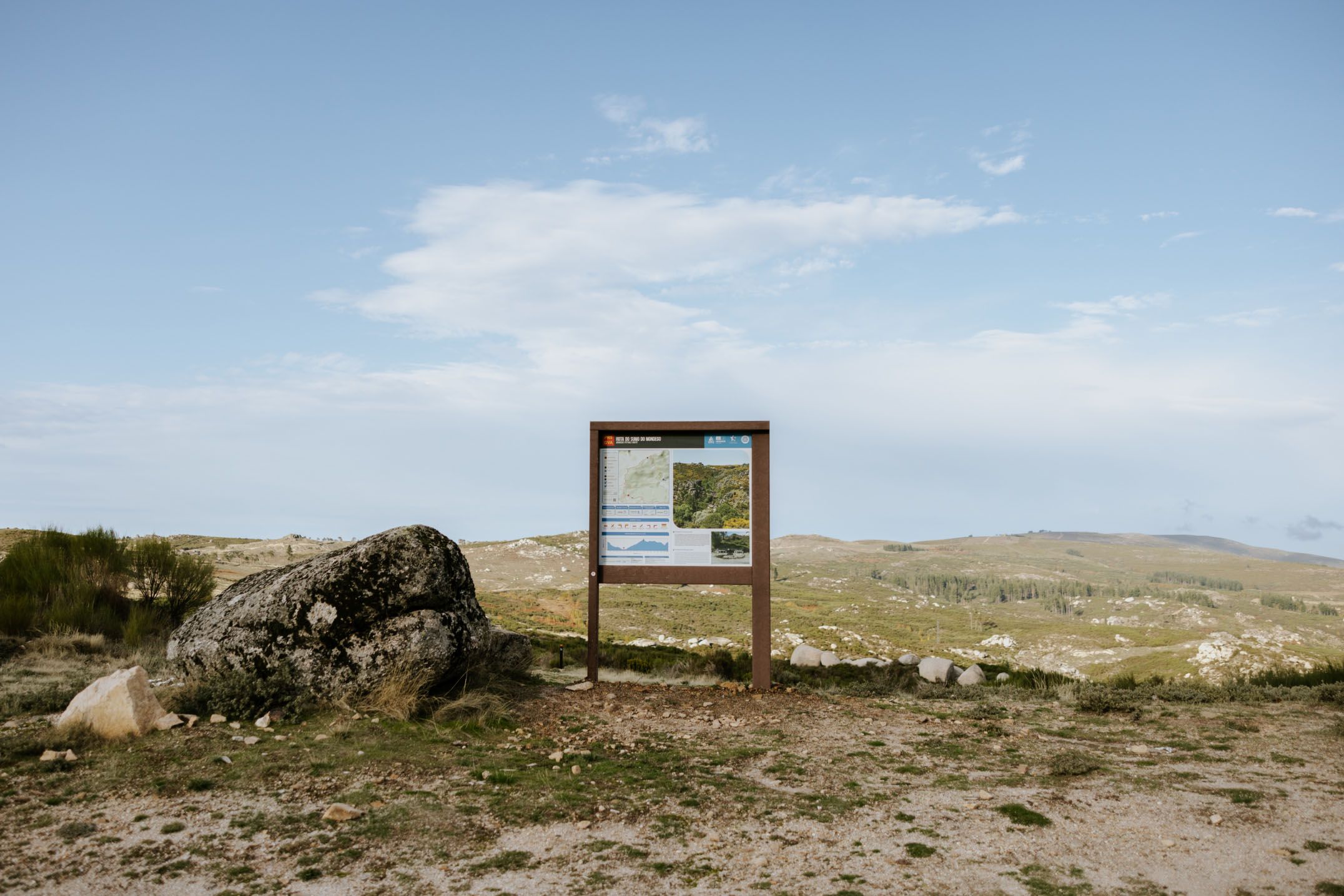 Panel informativo ICNF de plástico reciclado Floema para Geopark Estrela con vistas al horizonte de la montaña.