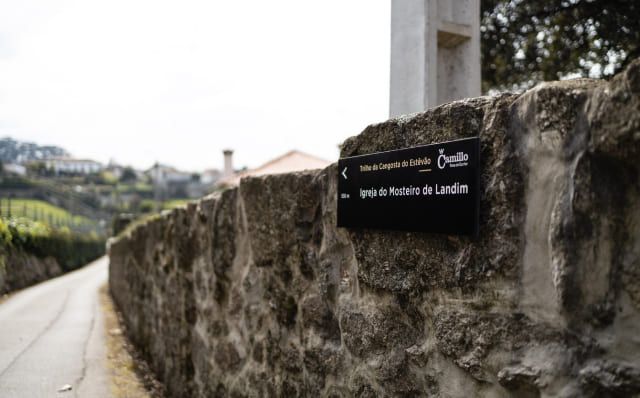 Señalización de navegación urbana en HPL+, diseñada para la orientación en exteriores.