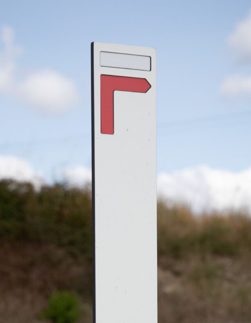 Detalle de baliza para recorridos peatonales modelo Floema en HPL+ con marcas de recorrido.