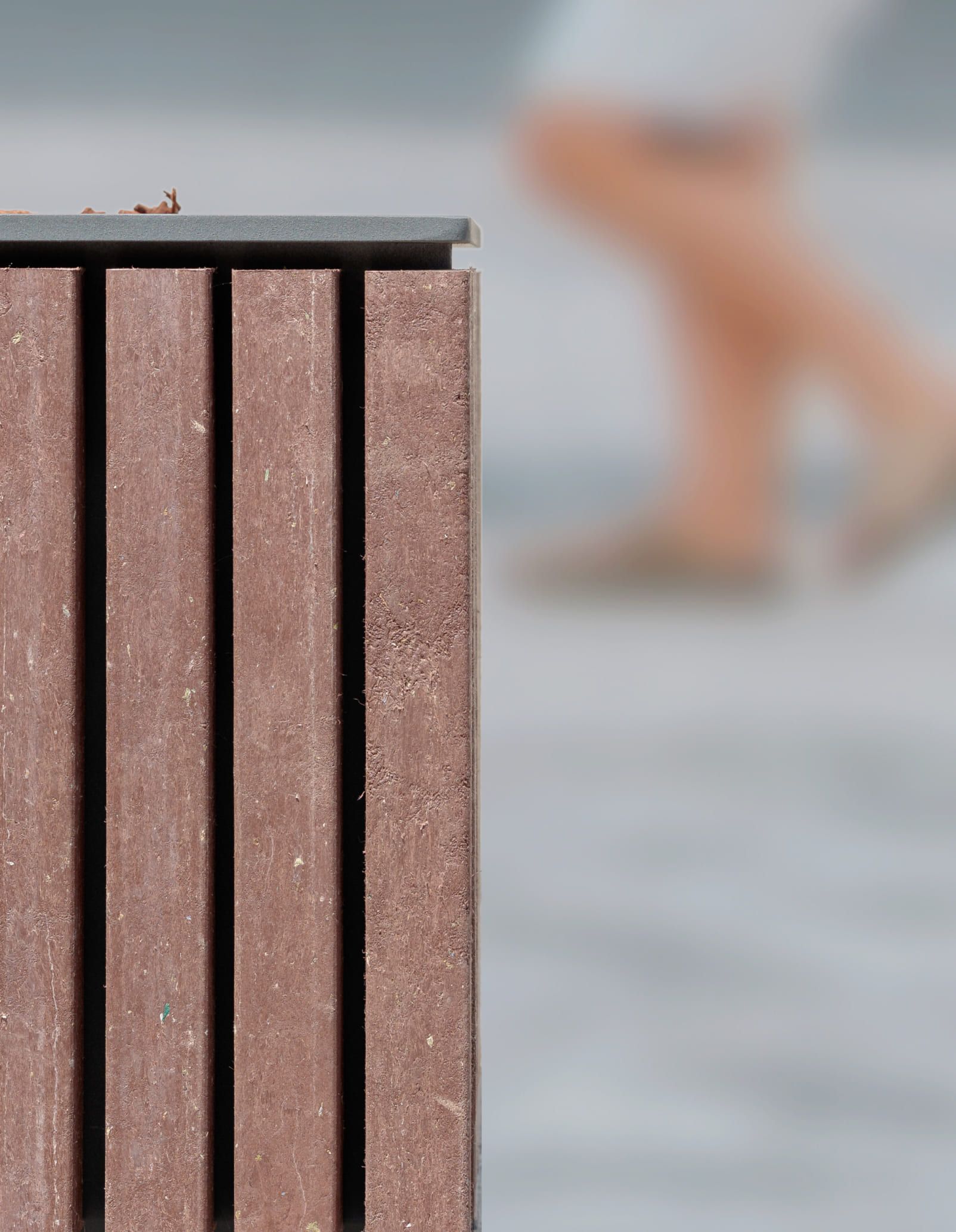 Detalle de los perfiles de plástico reciclado y de la estructura metálica del jardinero Frame de Floema para espacios urbanos.