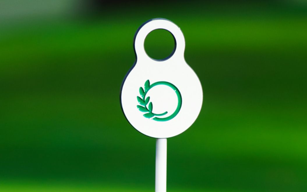 Pieza superior de señalética de putting green para campo de prácticas de golf. Detalle de pieza superior en HPL+ con personalización con logotipo del campo.