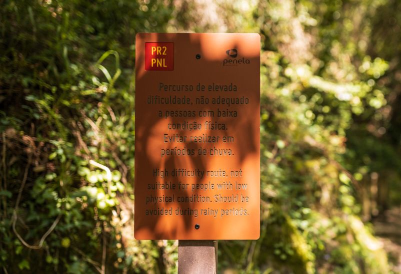 Placa informativa para rutas peatonales modelo Floema en HPL+, instalada en parque natural.