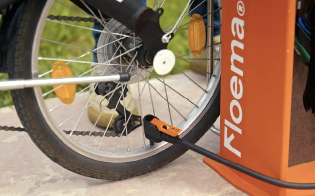 Detalle del inflado de neumáticos en la Bike Station Charge Plaza de Floema para espacios urbanos.