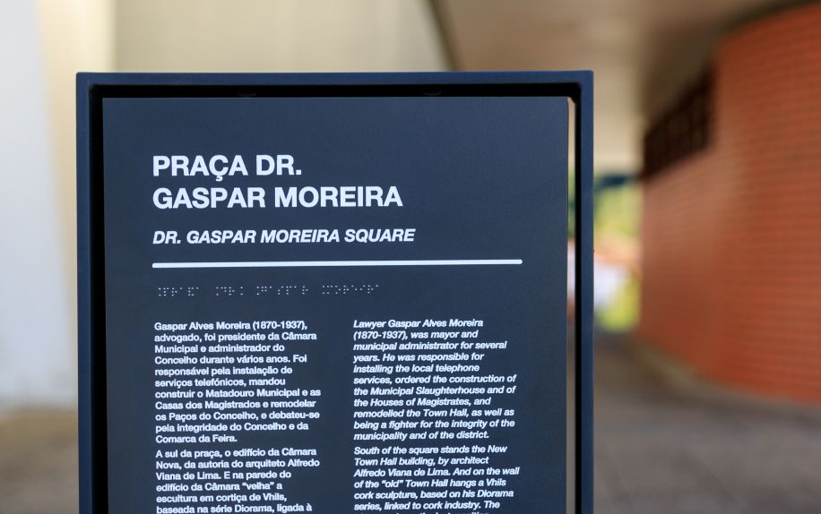 Totem de navegação urbana com estrutura em aço resistente às intempéries e painel HPL+, concebido para pontos de informação ao ar livre.