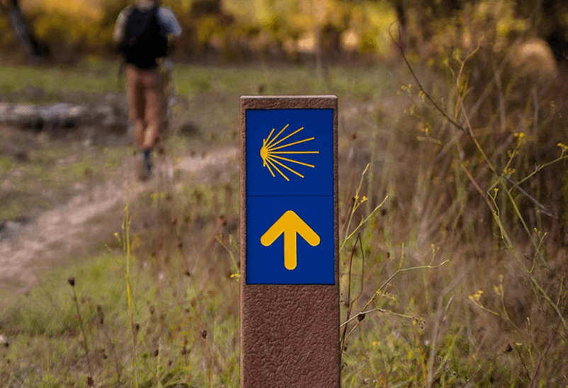 Baliza de rutas religiosas, Camino de Santiago de Compostela en plástico reciclado marrón y con placas en HPL+, modelo Floema. Con placa direccional y placa de rot