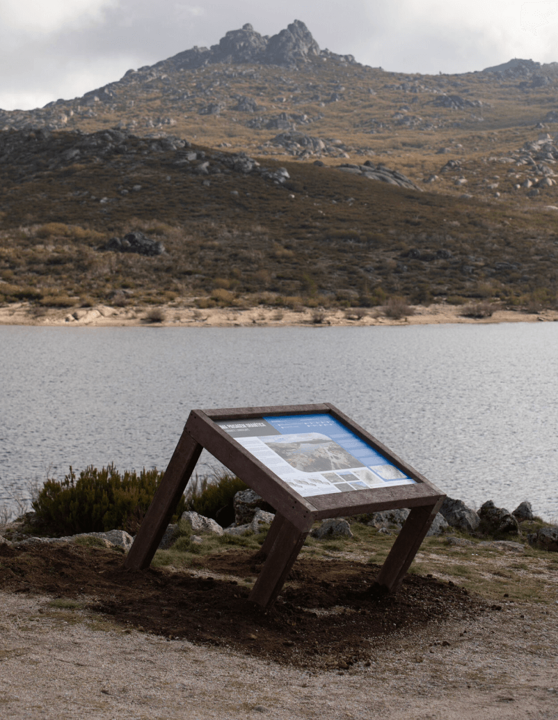 Grande table d’interprétation ICNF, avec structure en plastique recyclé et panneau en HPL Print, intégrée dans une vallée glaciaire du parc naturel de la Serra da Estrela, zone naturelle protégée.