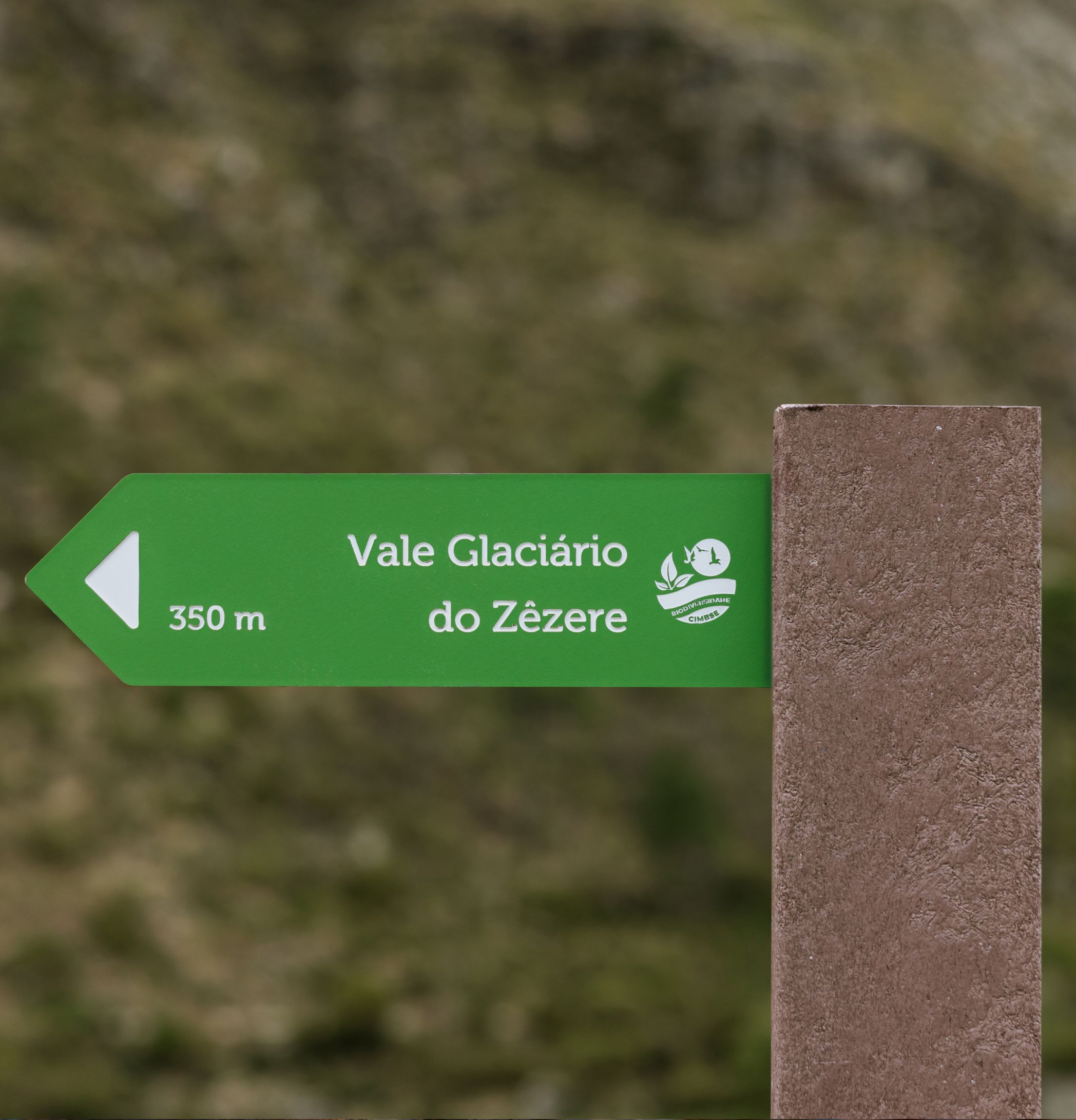 Detalle de señalética ICNF con placa en HPL+ y poste de plástico reciclado marrón Floema.